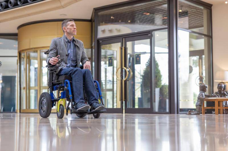 FAUTEUIL ROULANT ELECTRIQUE ENFANT ESPRIT ACTION JUNIOR JAC MEDICAL TECHNICIEN DE SANTE SAINT-VICTORET